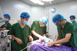 Cứu trẻ 47 ngày tuổi bị u chèn ép cuống lưỡi, họng