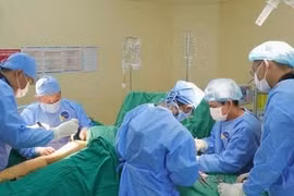 Thoát chết thần kỳ khi bị cuốn vào máy cày