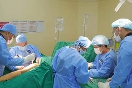 Thoát chết thần kỳ khi bị cuốn vào máy cày