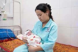 Hành trình hồi sinh trẻ sơ sinh suy dinh dưỡng bào thai, tắc tá tràng 