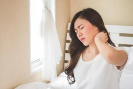 3 - 5 phút tự xoa bóp chữa chứng vẹo cổ khi ngủ dậy
