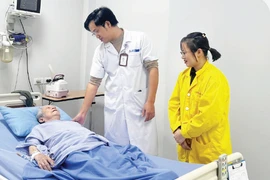 Ăn thịt, thiếu rau cụ ông 85 tuổi táo bón tắc ruột nguy kịch