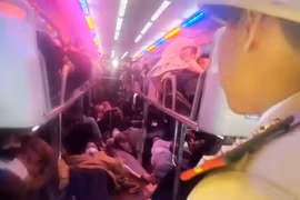 Cận cảnh ô tô 21 chỗ 'nhồi' 79 người, bị phạt 225 triệu đồng