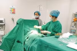 Phẫu thuật cứu hai mẹ con sản phụ bị phình mạch máu não đe dọa tính mạng