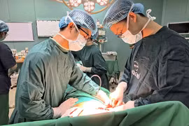 Người phụ nữ hoại tử ngực sau ba lần phẫu thuật thẩm mỹ