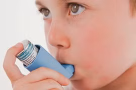 Trẻ dùng thuốc xịt hen kéo dài có ảnh hưởng đến phát triển chiều cao?