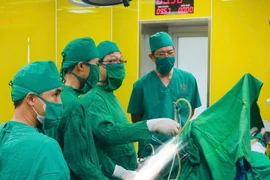 Đau vai nhiều năm, người đàn ông được mổ trị rách sụn viền SLAP, gân trên gai