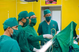 Đau vai nhiều năm, người đàn ông được mổ trị rách sụn viền SLAP, gân trên gai