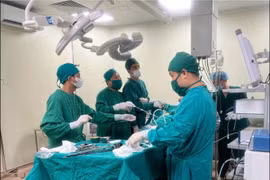 Tiểu máu kéo dài, cụ ông 85 tuổi được cắt toàn bộ bàng quang do ung thư