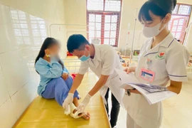 Hoại tử nhiễm trùng nặng do bó thuốc nam điều trị gãy xương