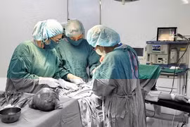 Loại bỏ khối u xơ tử cung nặng tới 1 kg cho bệnh nhân