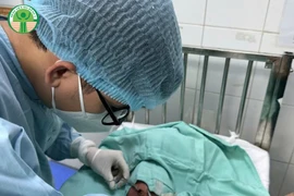 Chạy đua cứu bộ não cho trẻ 30 giờ tuổi mang nhóm máu hiếm