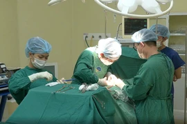 Cụ bà nuốt khó, khàn tiếng sống chung với bướu giáp khổng lồ suốt 5 năm