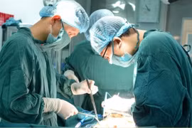 Đi tiểu ra phân do rò bàng quang, đại tràng hiếm gặp