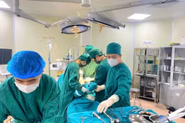 Thay khớp háng cho cụ bà 101 tuổi, gãy liên mấu chuyển xương đùi