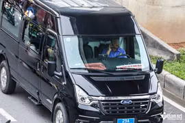  Nhiều tài xế vẫn tay lái, tay 'lướt' điện thoại trên đường ở Hà Nội