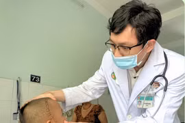 Nghịch ná bắn chim, bé trai bị viên đạn găm vào hố sọ giữa sát màng não