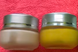 Mặt sưng đỏ vì viêm da tiếp xúc nặng do bôi thuốc không rõ nguồn gốc