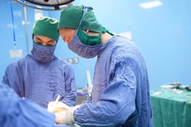 Lấy nhiều khối u, tạo hình vú sa trễ trong 1 lần mổ