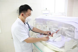 Nuôi dưỡng thành công em bé sinh cực non ở tuần 24, suy hô hấp nặng