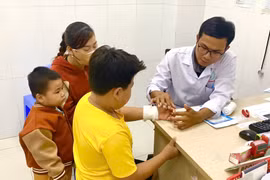 Phẫu thuật thành công cho bé trai bị đứt mạch quay do kính vỡ