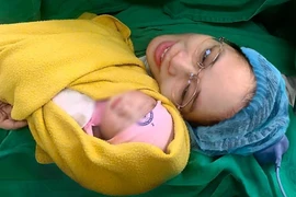 Bé gái chào đời từ phôi thai trữ đông hơn 1 thập kỷ