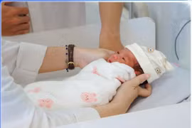 Cứu bé sinh non đẻ rơi tại nhà bị u đỉnh đầu, hạ đường huyết