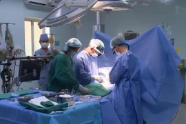 Trẻ 15 tuổi chống tay vào tủ quần áo, kính vỡ cắt đứt lìa động mạch tay