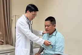 Đang khỏe mạnh chàng trai 30 tuổi đột quỵ khi đá bóng