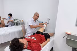 Học sinh lớp 10 chơi bóng rổ rách sụn chêm, đứt dây chằng chéo trước