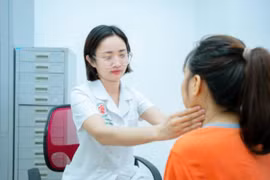 Toát mồ hôi, đau ngực âm ỉ không ngờ ung thư hệ tạo máu