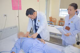 Thay van động mạch chủ kịp thời cứu người đàn ông bị ngất khi đang chơi cờ