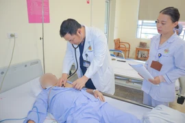 Thay van động mạch chủ kịp thời cứu người đàn ông bị ngất khi đang chơi cờ