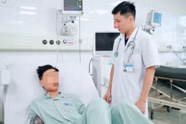 Bị thang máy kẹt cổ, thanh niên hôn mê sâu, suy tuần hoàn