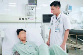 Bị thang máy kẹt cổ, thanh niên hôn mê sâu, suy tuần hoàn