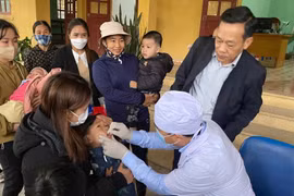 TS.BS Nguyễn Hồng Trường, Phó Viện trưởng Viện Dinh dưỡng quốc gia cho trẻ uống bổ sung Vitamin A tại Trạm y tế xã Nghĩa Phương, Lục Nam, Bắc Giang - Ảnh Thúy Nga