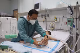 Hai bệnh nhi tay chân miệng nguy kịch do chủng virus EV71 thoát cửa tử