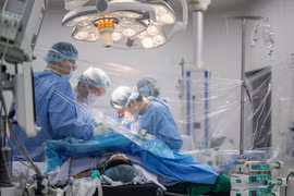 Sinh viên năm nhất hiến gan cứu thầy giáo hôn mê gan nguy kịch