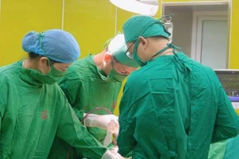 Thay khớp háng cho cụ bà 91 tuổi gãy liên mấu chuyển xương đùi