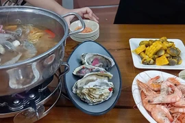 Bộ Y tế chỉ đạo khẩn vụ 7 người ngộ độc sau ăn buffet ốc 