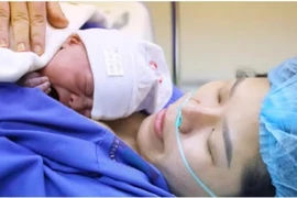 Bé trai chào đời từ hành trình song thai nguy hiểm