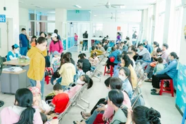 Thời tiết chuyển mùa, số lượng trẻ khám bệnh tăng gấp 3 lần ngày thường