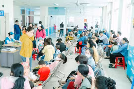 Thời tiết chuyển mùa, số lượng trẻ khám bệnh tăng gấp 3 lần ngày thường
