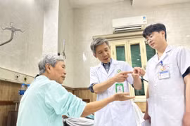 Mảnh đạn lưu giữ hơn nửa thế kỷ trong cánh tay người thương bình 75 tuổi