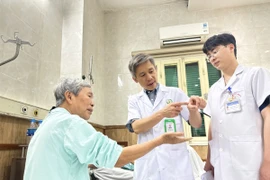 Mảnh đạn lưu giữ hơn nửa thế kỷ trong cánh tay người thương bình 75 tuổi