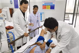 Đang ăn trưa rơi đũa phải chuyển trực thăng cấp cứu từ Côn Đảo