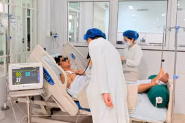 Vận hành xe nâng, chàng trai 33 tuổi bị điện giật ngừng tim, ngừng thở