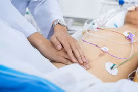 Cứu 2 nạn nhân nguy kịch trong vụ xe khách lao xuống vực ở Lâm Đồng