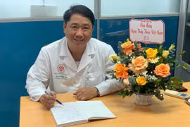 Hé lộ người đàn ông sơ cứu cho thanh niên đang đi xe máy thì ngất xỉu