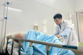 Nhiễm vi khuẩn đa kháng sau mổ cột sống người đàn ông nguy kịch